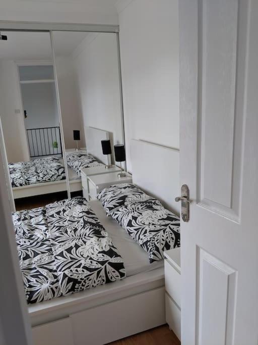 Private 2 Bed Flat Close To Excel & City Airport London Exterior foto