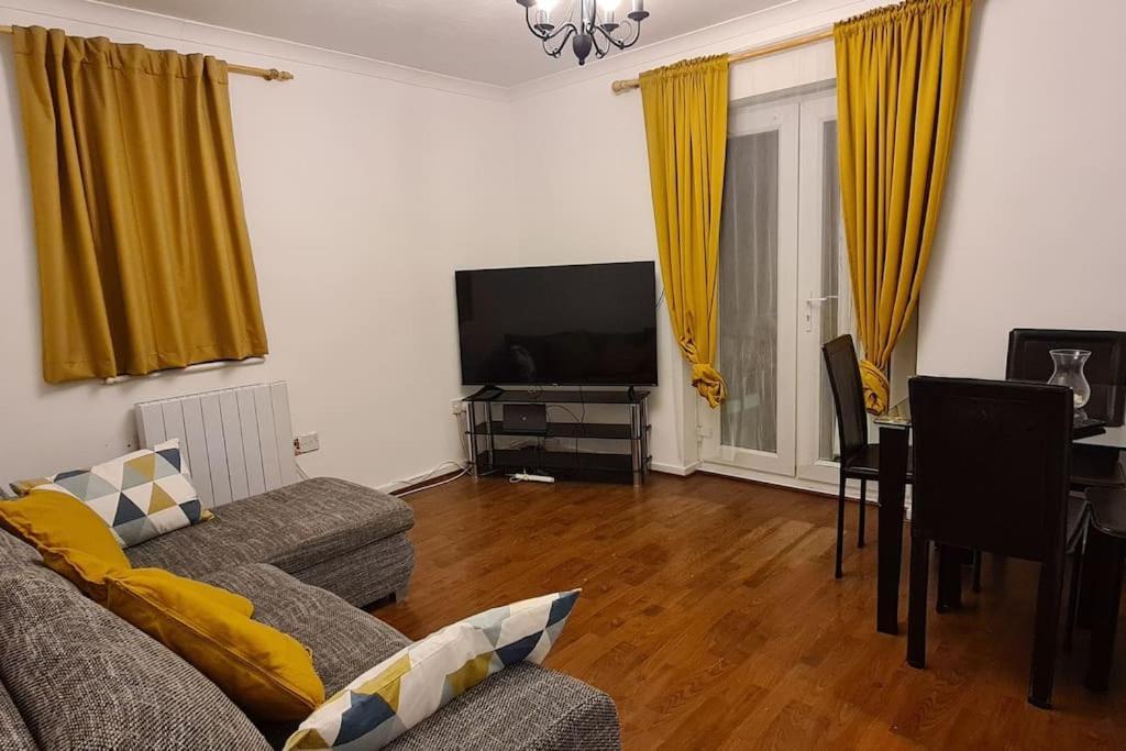 Private 2 Bed Flat Close To Excel & City Airport London Exterior foto