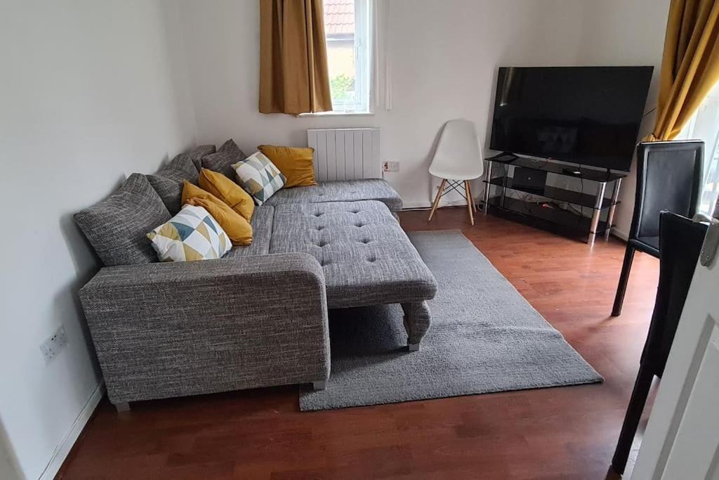 Private 2 Bed Flat Close To Excel & City Airport London Exterior foto