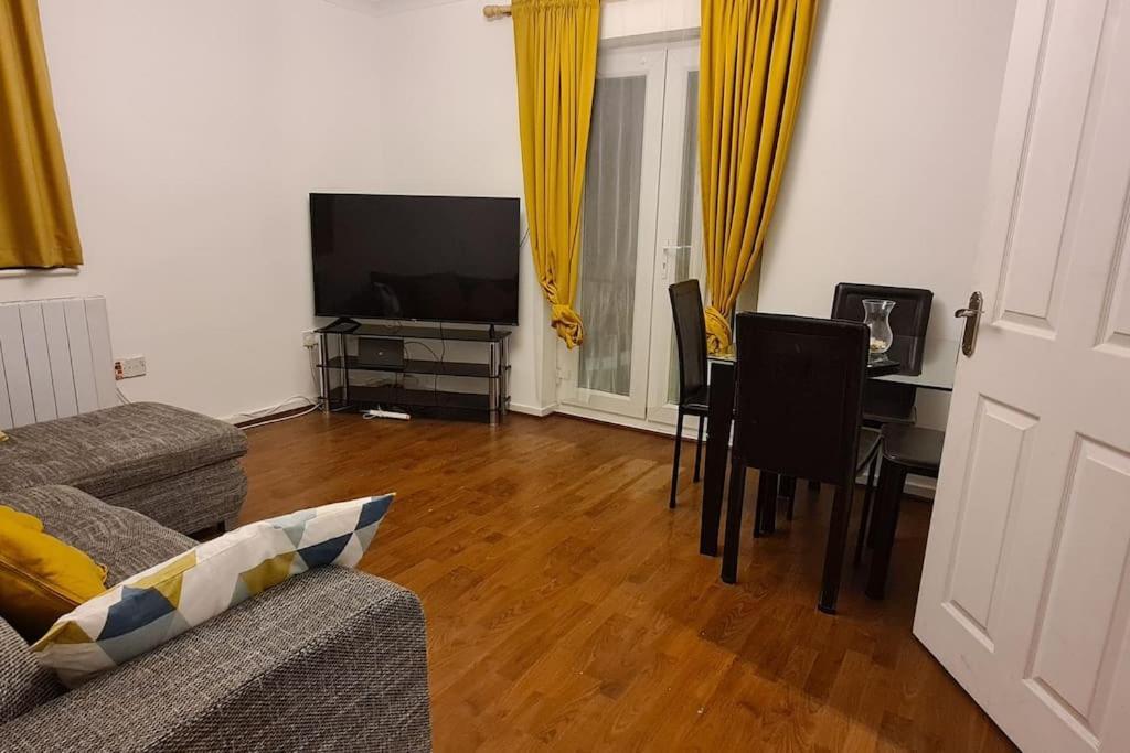 Private 2 Bed Flat Close To Excel & City Airport London Exterior foto
