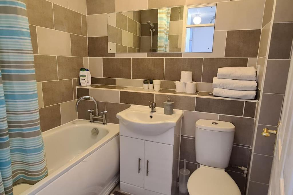 Private 2 Bed Flat Close To Excel & City Airport London Exterior foto
